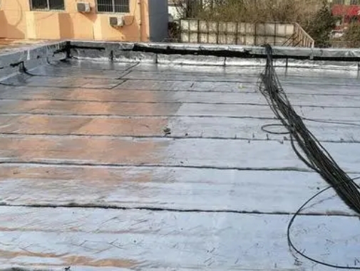 南宫卫生间漏水维修公司分享下南宫屋面楼顶防水刚性防水层施工要点。